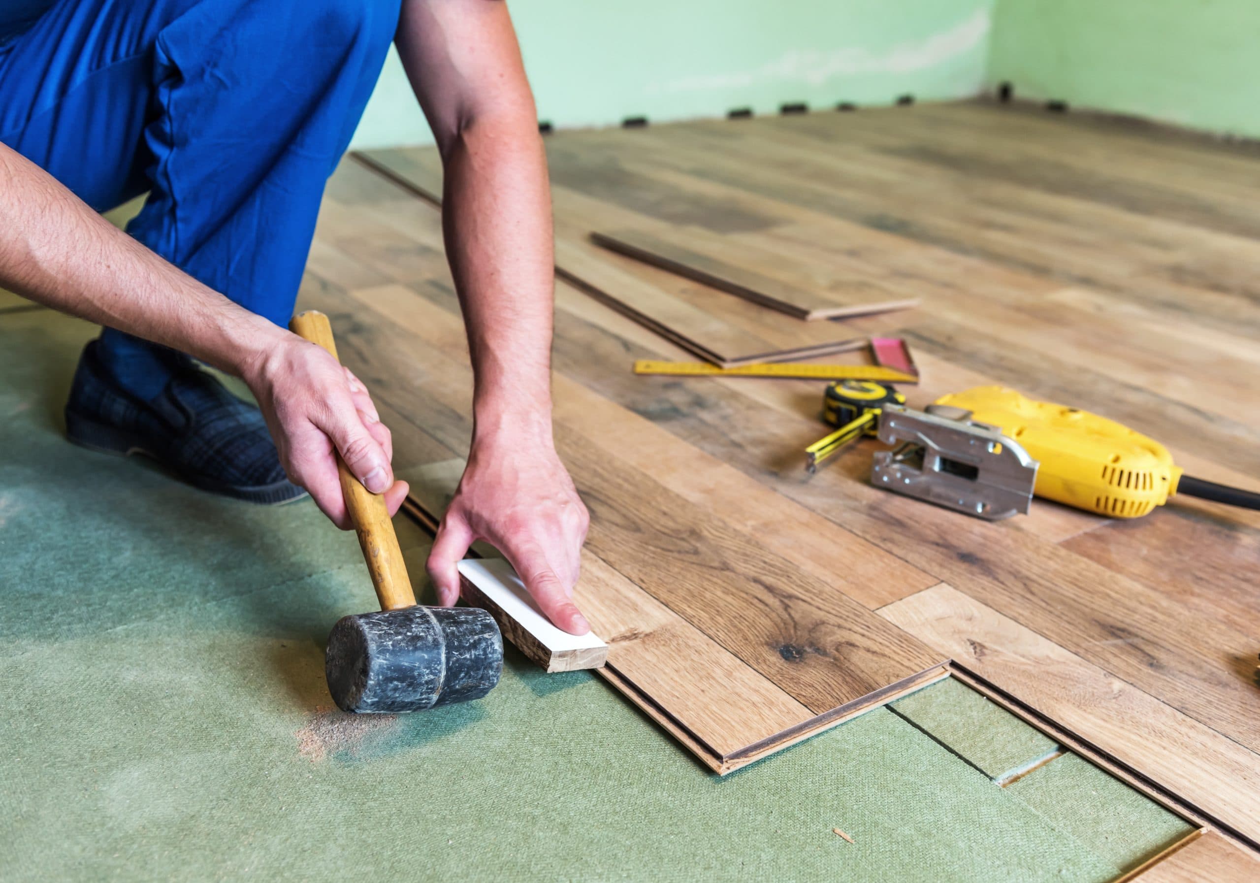 worker install the laminate floor
